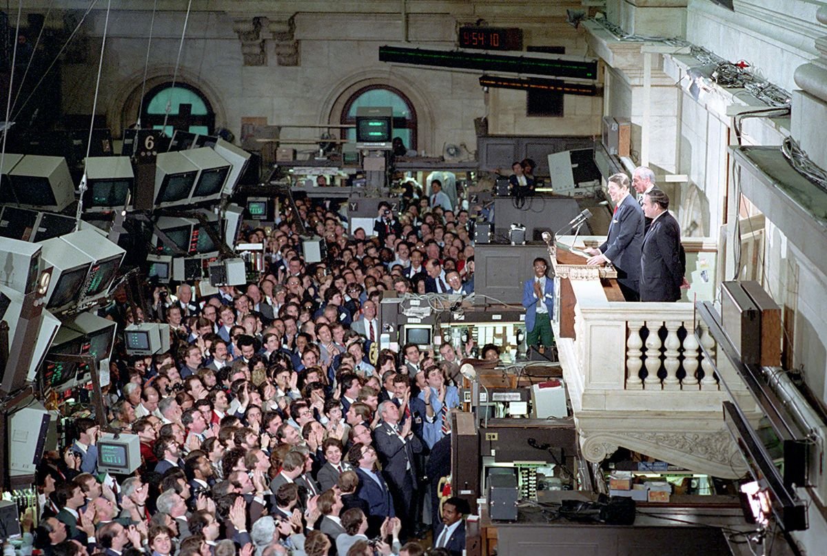 Crowds fill the New York Stock Exchange floor while speakers address them from a balcony during Ronald Reagan’s 1985 visit