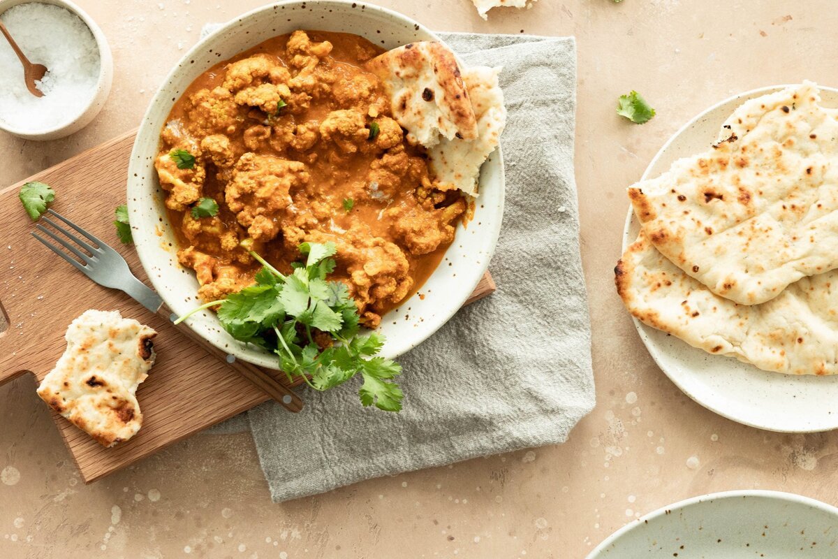 Cauliflower tikka masala with flatbread and herbs