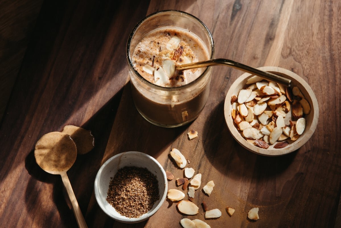 Chocolate banana almond butter smoothies with almonds, cinnamon, and flaxseed