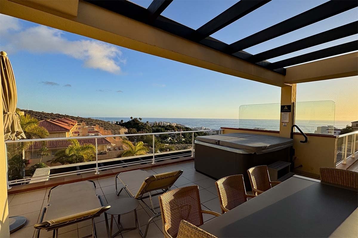 Hillside apartment terrace with a hot tub and ocean view in Costa Adeje