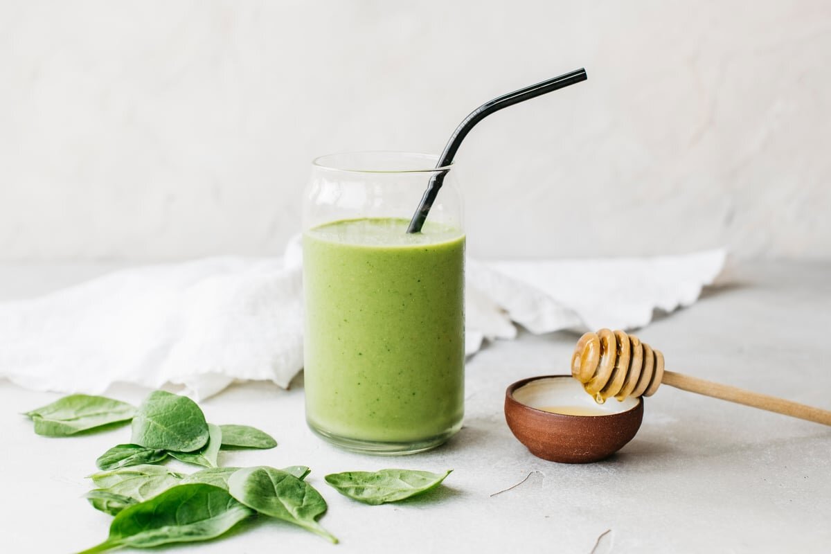 Green almond butter smoothie served with spinach and honey